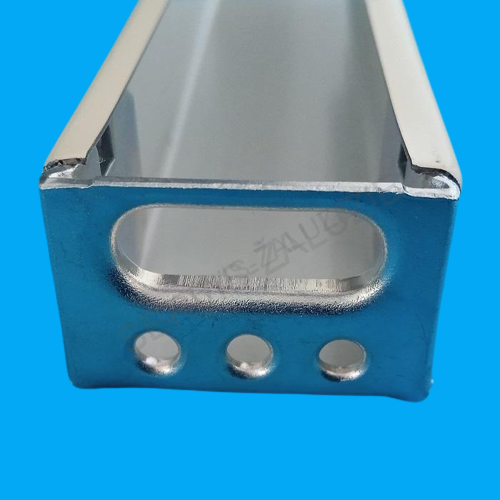 Průchodka pro provázek kovová.